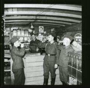 Angehörige der Flak-Batterie im Luftschutzbunker am Anhalter Bahnhof
