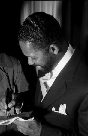 Donaueschingen: Donaueschinger Musiktage; Stadthalle; Modern Jazz Quartet; John Lewis gibt Autogramme