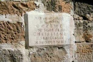 Inschrift am Edelhof, die auf den Aufenthalt des Ehepaars Goethe im Mai/Juni 1814 hinweist