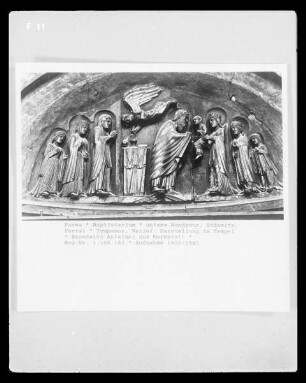 Dekoration der unteren Wandzone mit mariologischen und christologischen Themen — 5. Wandnische: Christus als Emmanuel umgeben von zwei Heiligen; Darbringung im Tempel — Darbringung im Tempel