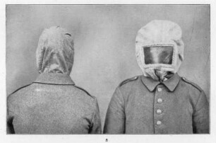 Foto der angelegten französischen Schutzhaube ("Cagoule") gegen Kampfgas (Druck)