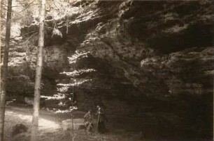 Elbsandsteingebirge. Prebischgrotte am alten Weg zum Prebischtor