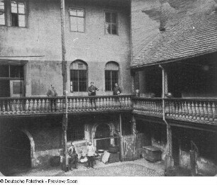 Holzgalerie im Hof