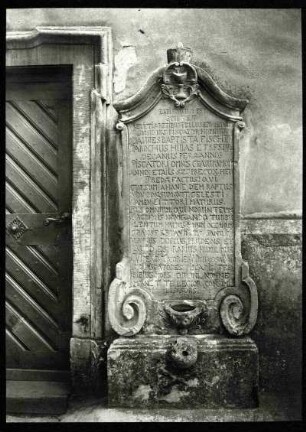 katholische Kirche. Grabstein des Pfarrers Joh. Baptist Fischer, +1778