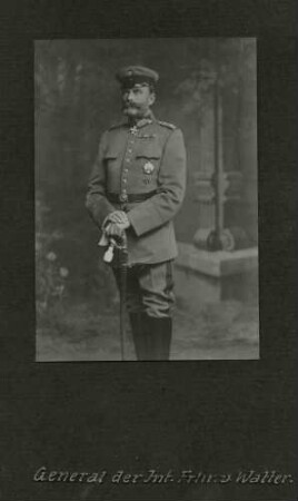 Freiherr Theodor von Watter, General, Kommandeur des XIII Armeekorps im I. Weltkrieg, stehend, in Uniform , Mütze mit Orden, Bild in Halbprofil