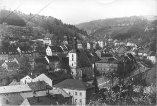 Glashütte in Sa. : Glashütte. Stadtzentrum mit Wolfgangskirche. Blick über das Müglitztal nach Nordost