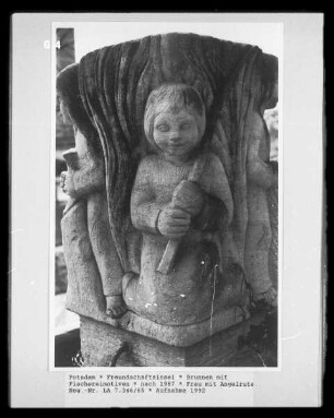 Brunnen mit Fischereimotiven — Frau mit Angelrute