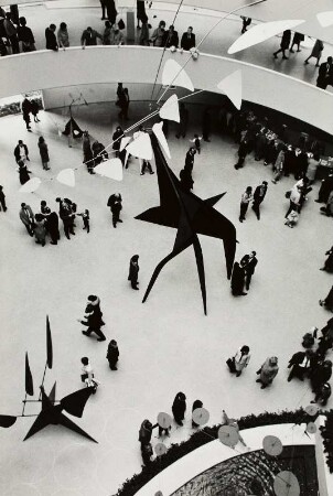 Besucher in der Ausstellung des Bildhauers Alexander Calder im Guggenheim Museum