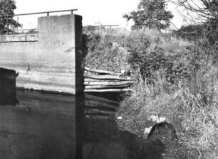 Ehemaliger Truppenübungplatz Königsbrück. Ortslage Krakau, Krakauer Brücke. Teilansicht mit Böschungsverbau am Brückenkopf