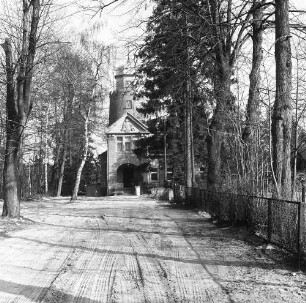 Waldsieversdorf, Kindermannstraße 52. Turmvilla mit Nebengebäude (1905). Straßenansicht