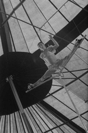 Eine Perche-Artistin bei einem Spagat unter der Kuppel des Volkseigenen Circus Aeros