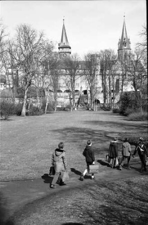 Öhringen: Parkseite des Schlosses mit Wiese