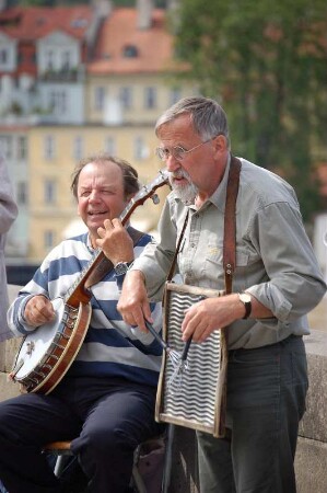 Zwei Musiker einer Jazz-Gruppe auf der Karlsbrücke