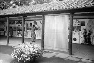 Stuttgart: Landesausstellung, Pavillon des Fremdenverkehrs, Wand mit Bilddarstellungen, Vordergrund Blumenkübel