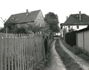 Radebeul, Brunnenplatz 4 und 5. Wohnhaus (um 1850 und 1807). Ansicht vom Feldweg