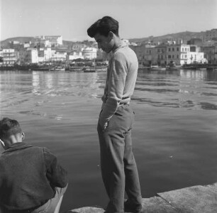 Pozzuoli, Jugendliche beim Angeln im Hafen