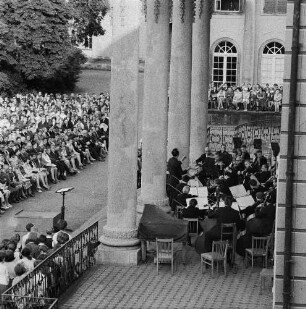 Serenade in Pillnitz mit Kurt Masur : Serenade im Hof von Schloß Pillnitz. Konzert der Dresdner Philharmonie unter Leitung von Kurt Masur, Zuhörer und Orchester