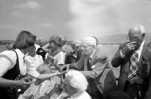 31. Tagung 1981 (29.6.-3.7.) Mediziner; Maikäferrede in Farbe: Gräfin Sonja Bernadotte zu Nikolaas Tinbergen gewandt, rechts Sir John C. Eccles, links Lady Medawar, Frau Luria
