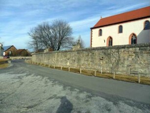 Kirchhofmauer im Süden von der Feldseite nach Westen