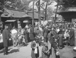 Tempelfest im Ikegami Honmon-ji. Besucher an den Verkaufsständen : Tokyo-Omori (heute Tokyo-Ōta). Tempelfest im Ikegami Honmon-ji. Besucher an den Verkaufsständen
