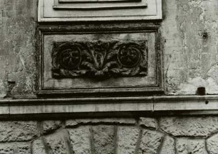 Dresden-Neustadt, Louisenstraße 11. Wohnhaus mit Läden (um 1865). Fassadendetail (1. Obergeschoß)