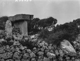 Die Taula bei Trepucó : Aufnahme einer Taula auf Geröll, ein prähistorisches T-förmiges Monument aus der Talayot-Kultur