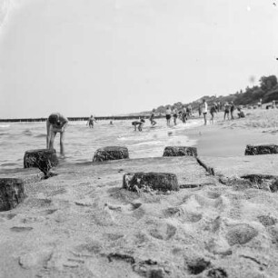 Strandszene, Menschen am Strand und in der Brandung