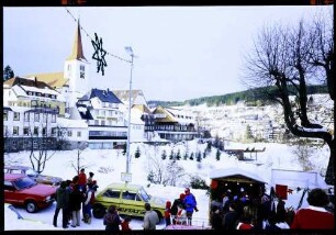 keine Beschreibung [Schonach: Ortsbild mit Kirche, Vordergrund Weihnachtsmarkt]