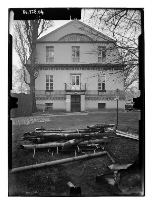 Potsdam, Behlertstraße 31. Palais Lichtenau (1796-1797; M. P. Boumann d. J., C. G. Langhans). Seitenfront mit Eingang