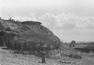 Siedlung Afalba : Dorfbewohner in einer steinigen Landschaft mit Hütte im Hintergrund