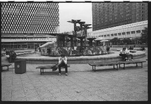Am Brunnen der Völkerfreundschaft auf dem Alexanderplatz