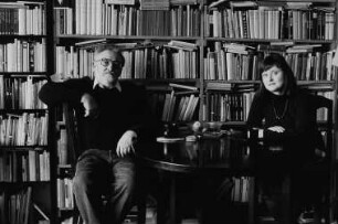 Familie Endler (Schriftsteller, Kulturorganisatorin) in ihrer Wohnung