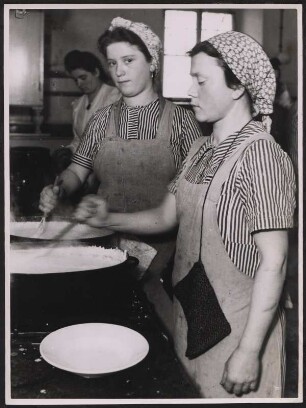 Angehende Hausgehilfinnen beim Kochen