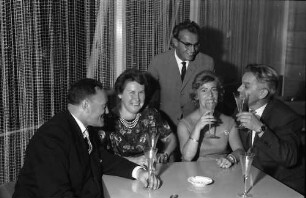 Freiburg: Regierungspräsidium; Anton Dichtel 60 Jahre; Gruppe am Tisch: Wiedemann, [...], Fräulein Brenner, Hausmeister