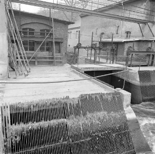Wolkenburg (Kreis Glauchau), Mühlenstraße 9. Wehranlage im Mühlgraben gegen Sägemühle, links angeschnitten Turbinenhaus der Getreidemühle, davor Grobrechen am Einlaufbauwerk