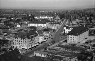 Freiburg i. Br.: Blick von der Plattform des Münsters auf Kaiserstraße mit Siegesdenkmal