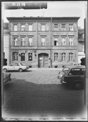Potsdam, Hermann-Elflein-Straße 12. Wohnhaus mit Gaststätte "Deimäderlhaus". Straßenfront