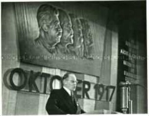 Fred Oelsner spricht auf einer Veranstaltung zum 32.Jahrestag der Oktoberrevolution