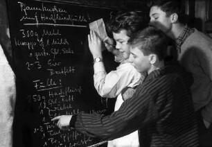 Freiburg: Adelhauser Schule; Jungen lernen Kochen; an der Rezepttafel