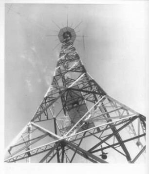 Norden-Utlandshörn (Landkreis Aurich). Stahlgittermast mit Rundstrahl-Antenne, "Papstfinger" genannt