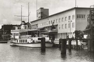 Friedrichshafen, Hafen : Friedrichshafen. Hafenbahnhof mit Schiffs- und Fährhafen. Ansicht von Osten