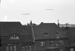 Berlin: Graf Zeppelin; LZ 129 und 127 über Westen