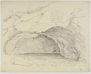 Die mit Wasser gefüllte Höhle am Schneckenstein nördlich von Klingenthal im Vogtland mit einer Inschrift im Fels über den Besuch des Prinzen Friedrich August von Sachsen 1829