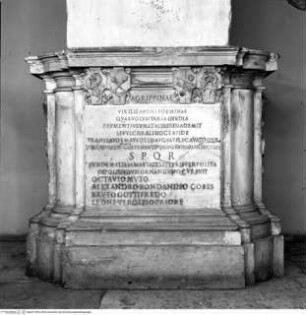 Sockel für die Urne und die Grabinschrift der Agrippina Major