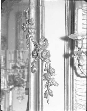 Potsdam, Neues Palais, Friedrich-Wohnung, R.: 179, Blaue Kammer, Ostwand, Detail rechts am Spiegel.