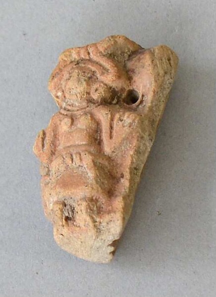 Figurine en argile (fragment de récipient)