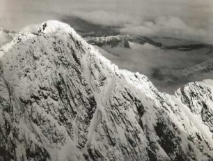 Hohe Tatra. Blick von der Lomnitzer Spitze (2634 m) auf die Kezmarsker Spitze (2556 m) und Kalktatra. Blick nach Nordosten