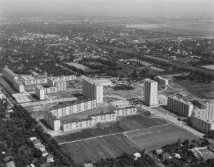 Luftaufnahme, Blick von Süd-Westen auf die John-Locke-Siedlung. Berlin-Lichtenrade, John-Locke-Straße