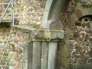 Querhausarm Nord von Norden-Kapellenrest-Biforie mit figürlich ornamentierten Säulenkapitell_02