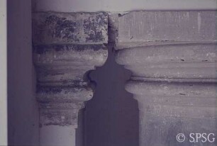 Berlin, Schloss Charlottenburg, Altes Schloss, Runder Saal, R. 210, Detail von zwei Säulen und Kapitellen.